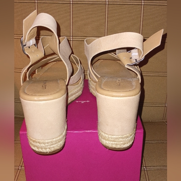 NWOT Lucky Brand Genuine Leather Designer Sandals 🩴 (10) - Picture 3 of 4